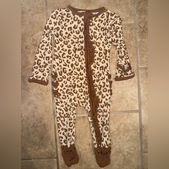 Harp Angel Boutique Bamboo Ruffle Zipper 9-12m Romper in Leopard Print - Picture 2 of 6